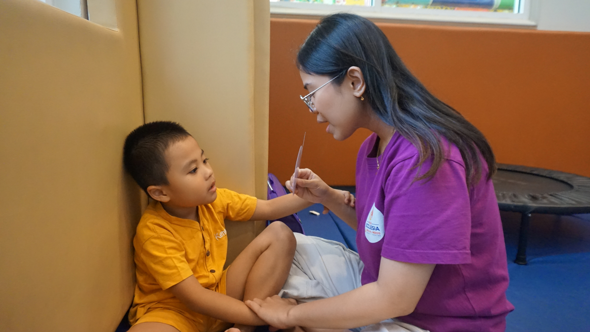 Ilustrasi Mona, Abraham, dan dokter di ruangan RS